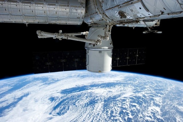 Roskosmos zamieścił w mediach społecznościowych zdjęcia kosmonautów na pokładzie ISS, trzymających flagi samozwańczych republik ŁRL i DRL