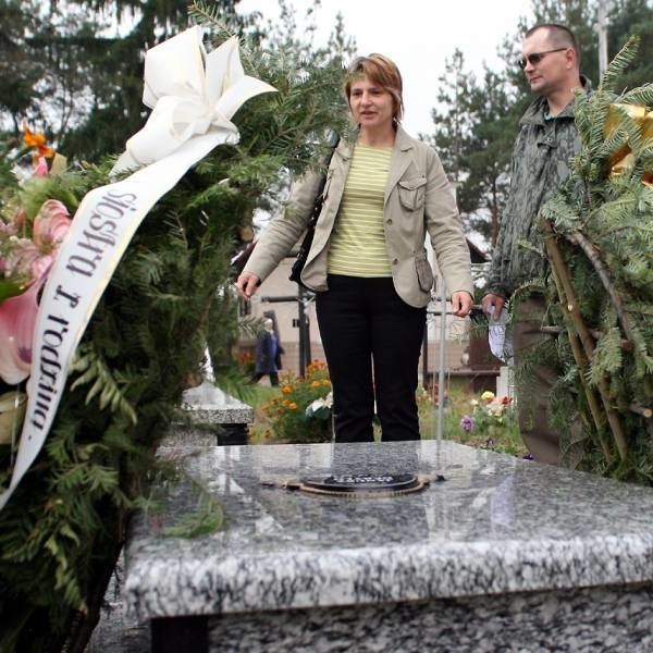 - Do kogo mamy się modlić, skoro w grobie leży nasz dziadek i obca nam osoba - mówią wnuki i żona zmarłego Władysława Furdyny.