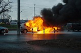 Kraków. Pod AWF płonęło auto. Mogła wybuchnąć butla z gazem