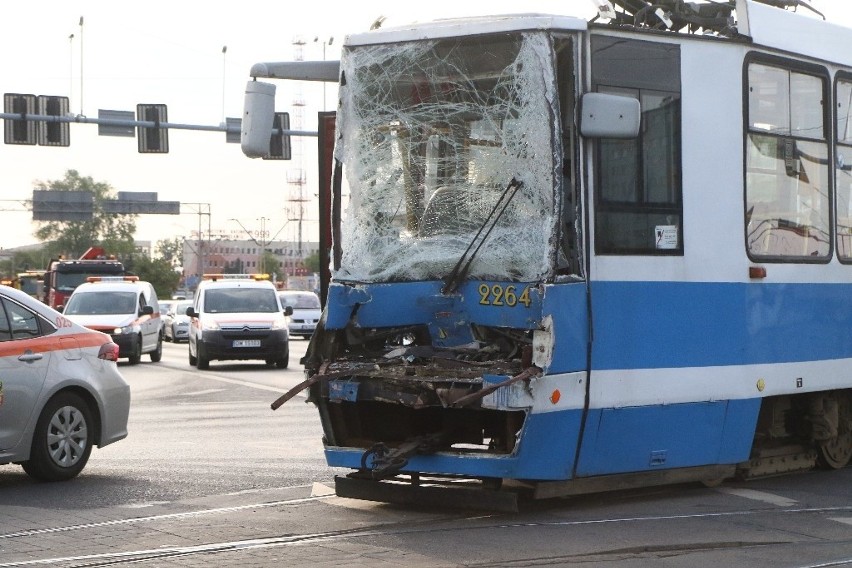 Awaryjny przejazd zniszczonych w wypadku tramwajów do...