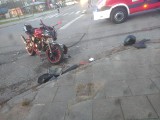 Dąbrowa Białostocka. Motocyklista zderzył się z osobówką w centrum miasta. Kierowca jednośladu trafił do szpitala [ZDJĘCIA]