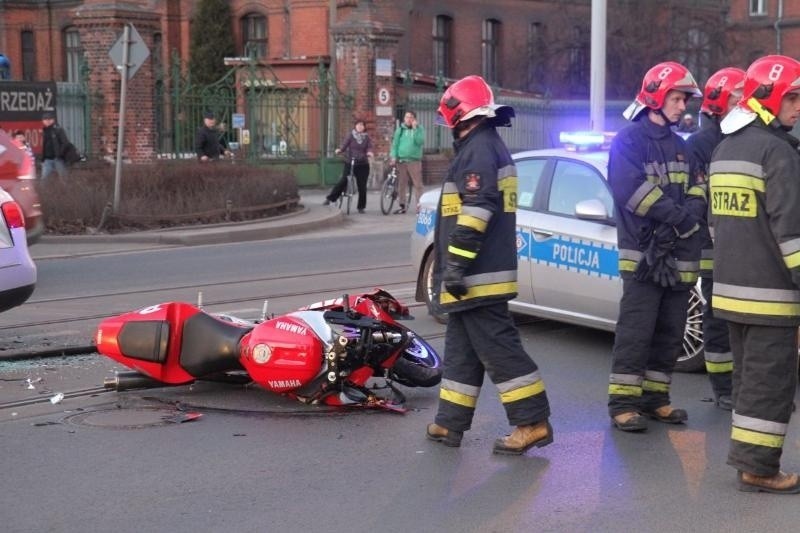 Wypadek motocyklisty na Jedności Narodowej. Zderzył się z volkswagenem (ZDJĘCIA)