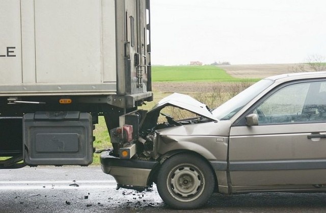 Kierowca jadącego bezpośrednio za ciężarowym mercedesem volkswagena passata nie zachował bezpiecznej odległości i uderzył w tył naczepy ciężarówki.