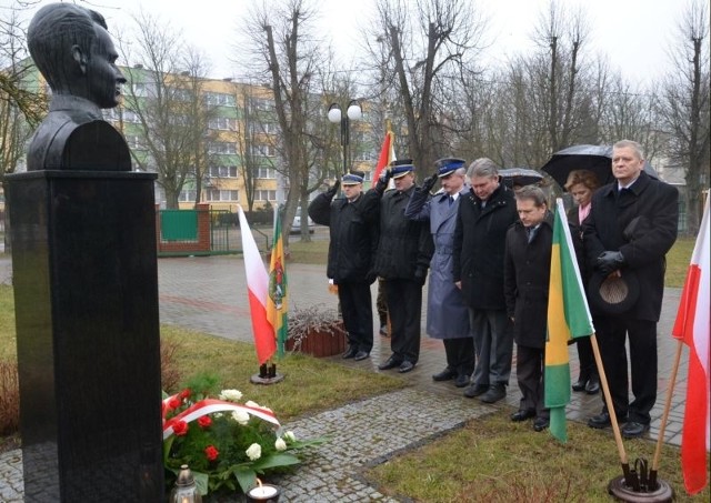 Warto wspomnieć, że przed mszą w intencji &#8222;Żołnierzy Wyklętych&#8221;, delegacja złożona z władz powiatu na czele ze starostą oraz przedstawicieli wszystkich instytucji i jednostek powiatowych zebrała się przed ostrowskim Zespołem Szkół nr 1, aby tam, oddać hołd żołnierzom antykomunistycznego podziemia składając kwiaty i zapalając znicz przed popiersiem rotmistrza Witolda Pileckiego. Ponadto, od 1 do 8 marca w ZS nr 1 można oglądać wystawę fotograficzną poświęconą &#8222;Żołnierzom Wyklętym&#8221;.