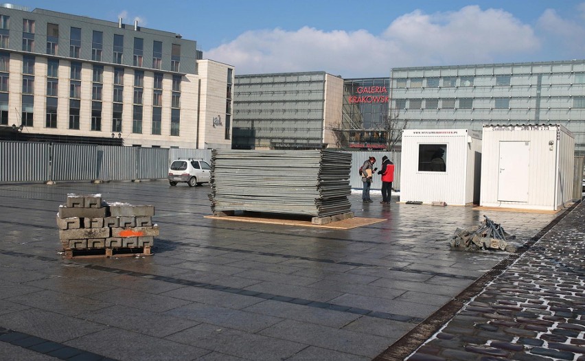 Ruszyła budowa pomnika płk. Kuklińskiego przed Galerią Krakowską