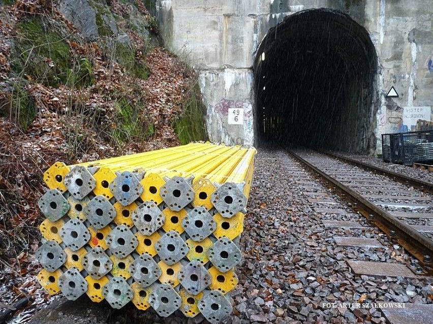 Remont najdłuższego tunelu kolejowego w naszym kraju (ZDJĘCIA)