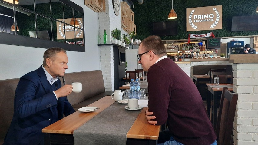 Donald Tusk podczas spotkania z właścicielem restauracji...