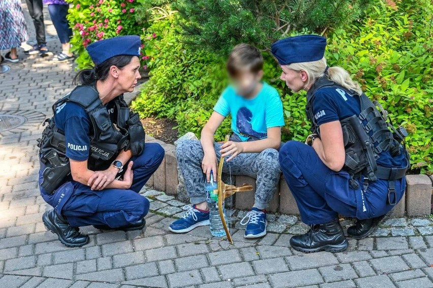 Zakopane. Policja odnalazła zaginionego 9-latka. Był na Krupówkach. Służby wyjaśniają, co się stało. Chłopcu pomogli bezdomni?