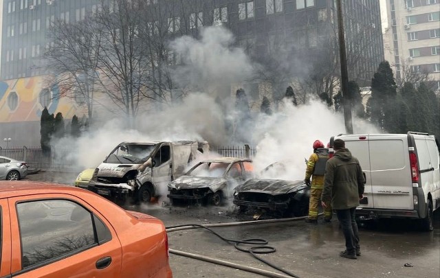 W wyniku ataku rakietowego na stolicę Ukrainy marca trzy osoby zostały ranne, uszkodzone zostały samochody