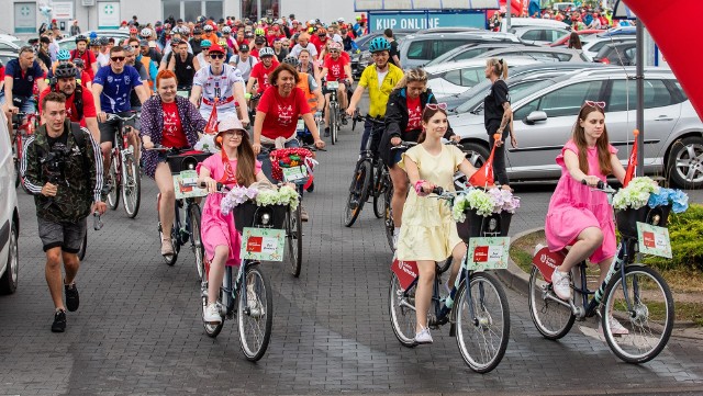 Kilkaset osób, od najmłodszych do najstarszych wzięło udział w kolejnym rajdzie rowerowym na trasie Galeria Pomorska - Myślęcinek. Tym razem z amatorami kolarstwami jeździli także przedstawiciele siatkarskiej drużyny BKS Visła Proline Bydgoszcz.