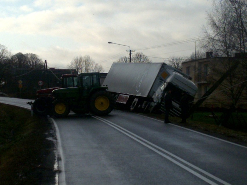 TIR wpadł do rowu. Kierowcy, uważajcie w Buszkowie