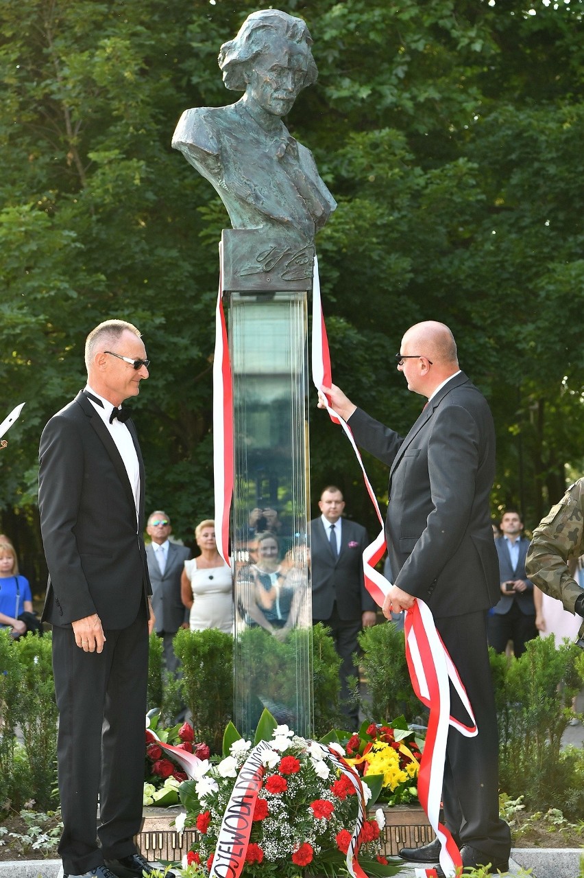  We Wrocławiu stoi już pomnik z okazji 100-lecia niepodległości. To popiersie Paderewskiego (ZDJĘCIA)