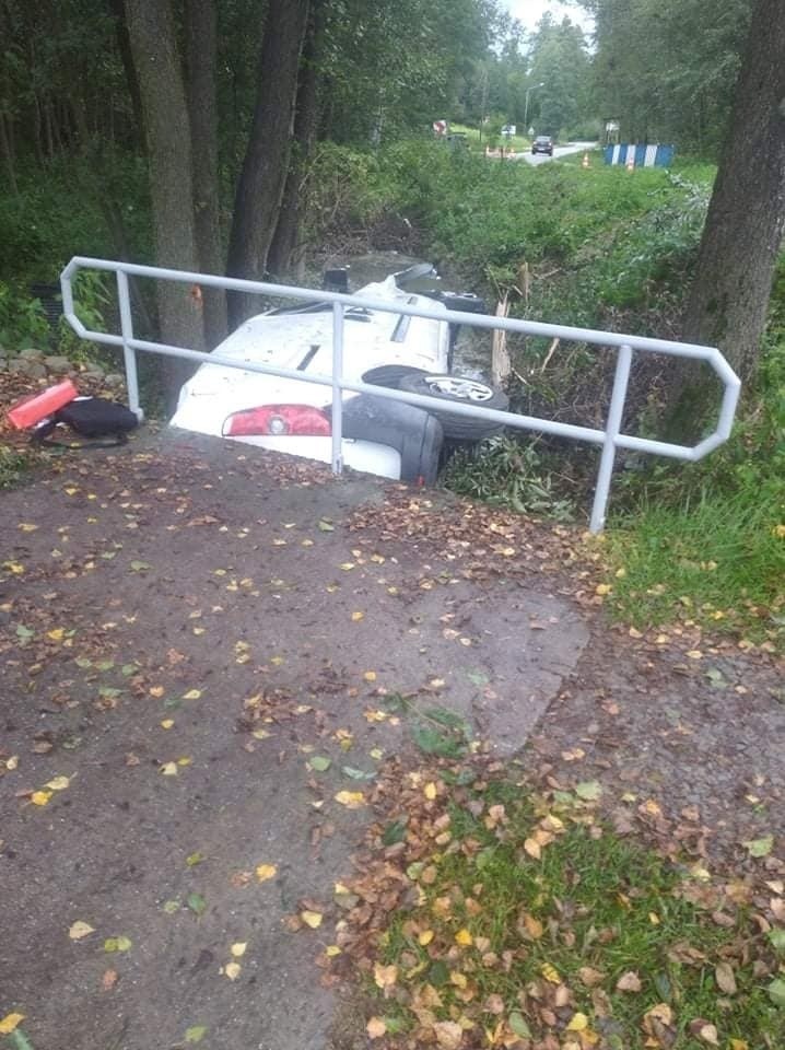 Samochód leżał na boku w potoku w Zalasowej. Na drogę...