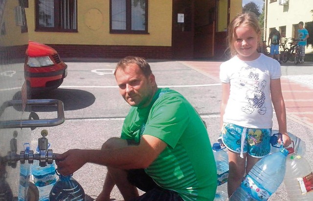 Daniel Gagatek z córką Wiktorią wczoraj przyjechali po czystą wodę pod Urząd Gminy w Gnojniku, gdzie czeka na mieszkańców beczkowóz