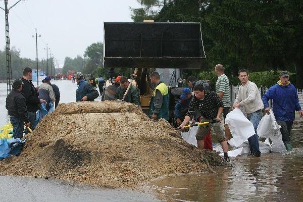 W sołectwie Cholewiana Góra przystąpiono do układania worków z piaskiem, aby chronić domostwa