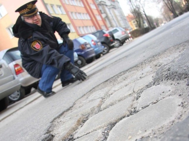 Krzysztof Szary, komendant brzeskiej Straży Miejskiej, nad dziurą na ul. Robotniczej.