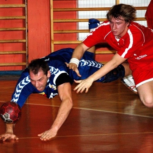 Zarówno szczypiorniści Pogoni Handball (z prawej) jak i PGE Energetyka Gryfino (z lewej) powinni w nadchodzącym sezonie dać swoim kibicom powody do radości ze zwycięstw.