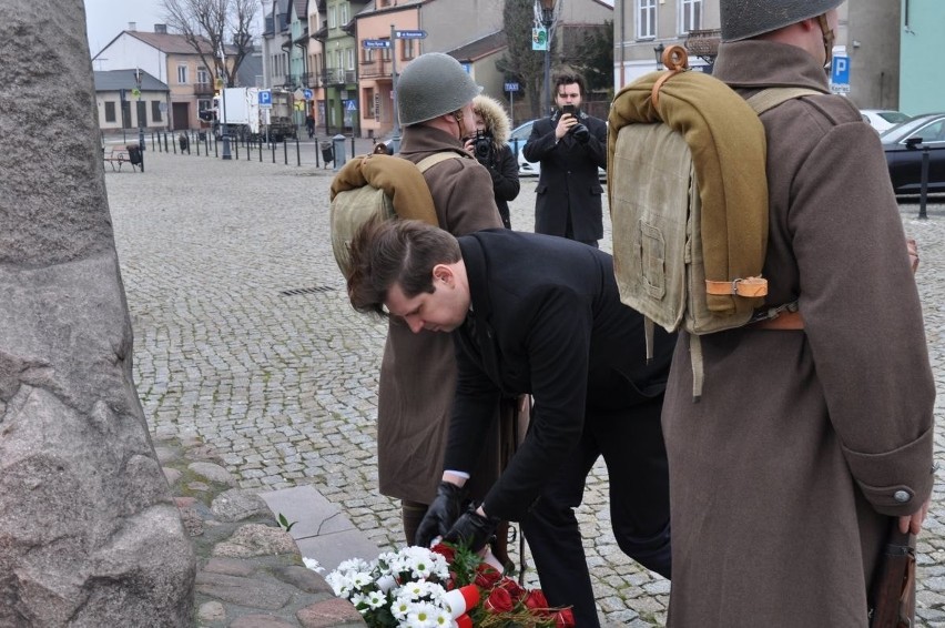 Wojewoda Tobiasz Bocheński składa kwiaty pod pomnikiem na...