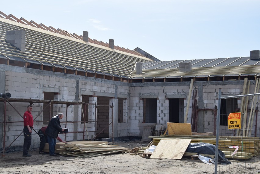 Trwa budowa świetlicy wiejskiej w Tychowie. Dekarze powoli kończą robić dach 