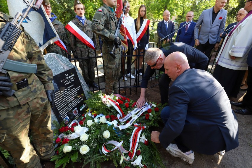 Toruń. Józef Stogowski ma swój nowy grób. Na cmentarzu św. Jerzego upamiętniono legendarnego hokeistę [zdjęcia]