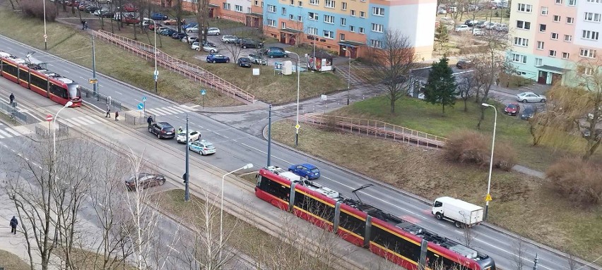 Wypadek na Retkini w Łodzi. Zderzyły się auto osobowe i tramwaj, zablokowany był ruch tramwajowy. Na miejscu policja