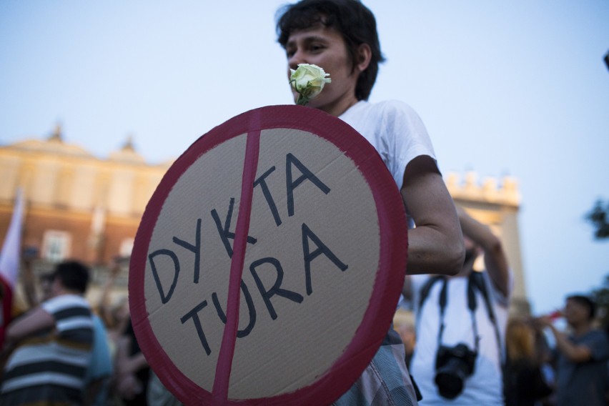 "Obudź się, grozi nam dyktatura". Protest opozycji w Krakowie [ZDJĘCIA]