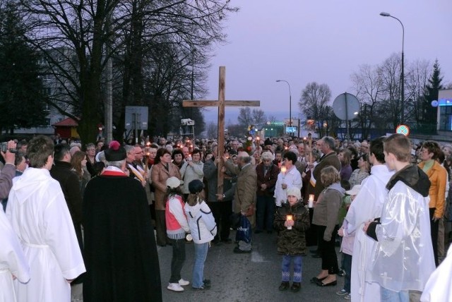 Na każdej stacji Drogi Krzyżowej zdejmowano krzyż z ramion i stawiano.