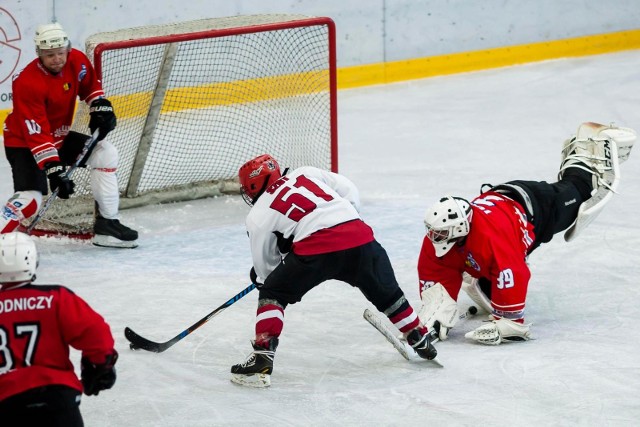 Hokej na lodzie. W grupie północnej II ligi zainaugurowano sezon 2018/2019. BUDOWLANY KLUB SPORTOWY WYGRAŁ NA WYJEŹDZIE Z WARSAW CAPITALS 4:3 (1:0, 1:1, 1:3). Aż trzy bramki dla BKS zdobył Patryk Gawara, czwarte trafienie było dziełem Jakuba Gołaszewskiego. W niedzielę na „Torbydzie” miał się odbyć mecz z WTH Wrocław, ale rywale mają kłopoty kadrowe oraz organizacyjne i poprosili o zmianę terminu.   ZOBACZ ZDJĘCIA Z MECZU W WARSZAWIE >>>