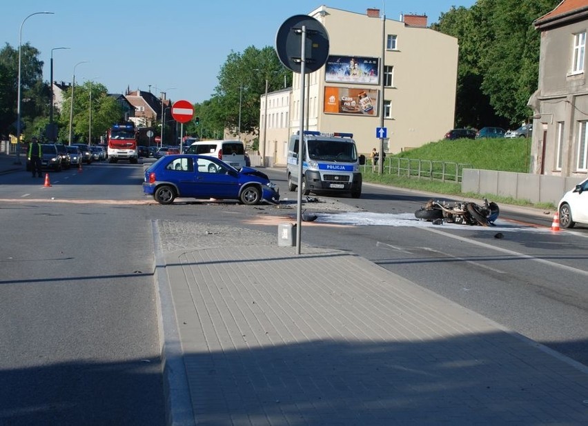 Wypadek na Trakcie św. Wojciecha w Gdańsku 4.06.2019. Zderzenie motocykla i samochodu osobowego. Ranny motocyklista