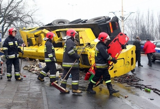 Wypadek dźwigu na ul. Gdańskiej w Szczecinie - kierowca wciąż walczy o życie.