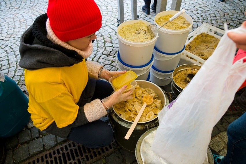 Białystok. Wigilia Miejska 2015. Rozdali 12 tys. pierogów (zdjęcia, wideo)