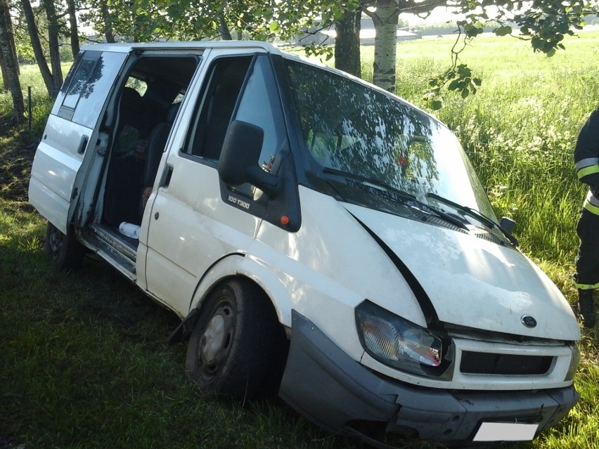 Bielsk Podlaski. Bus wjechał do rowu na DK 19. Dwie osoby poszkodowane