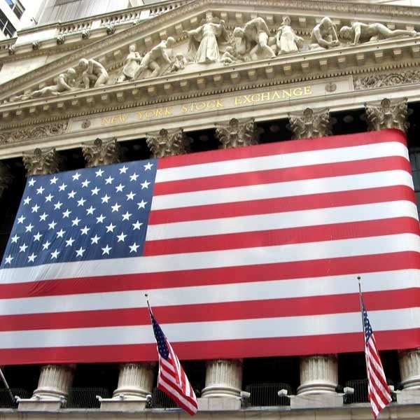 Front nowojorskiej giełdy. Dalsze spadki notowań indeksów amerykańskich spółek nastąpiły 9 bm. na Wall Street. Główny wskaźnik gospodarki USA, Dow Jones Industrial Average (DJIA), znalazł się poniżej granicy 9000 pkt., a więc najniżej od pięciu lat.