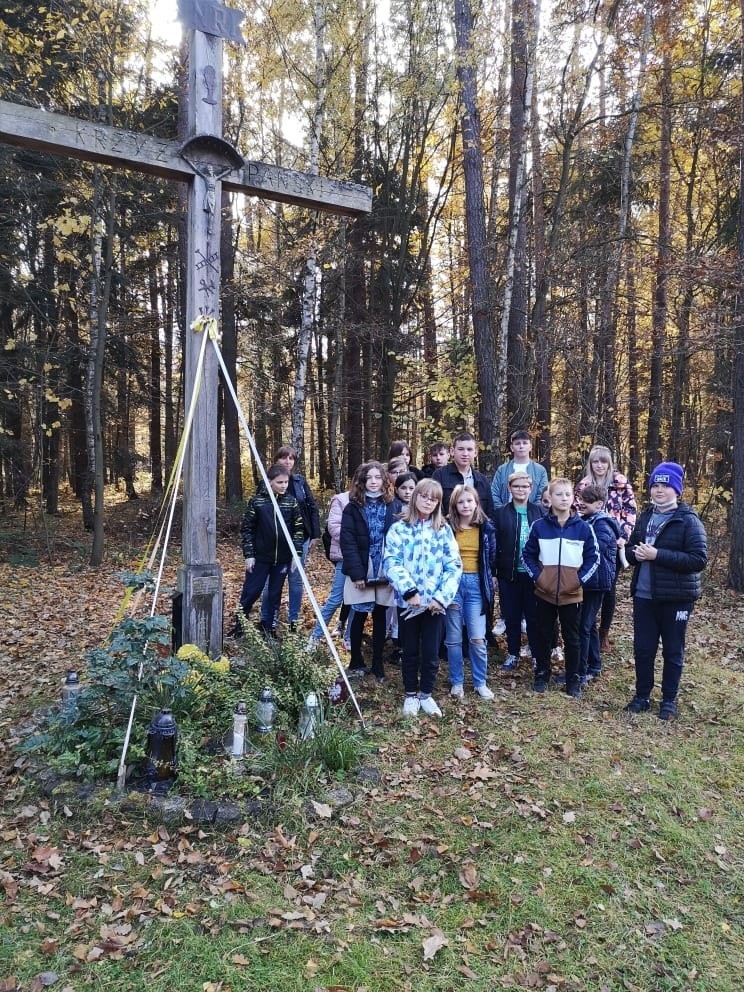 Dzieci i młodzież ze szkoły w Lipiu pamiętali o opuszczonych grobach. Zobacz zdjęcia