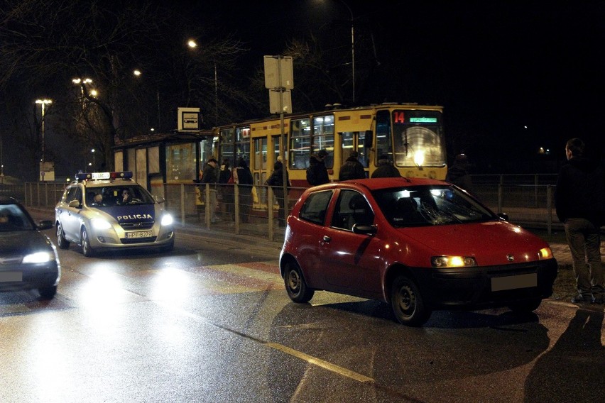 Wypadek na Dąbrowskiego. Pijany mężczyzna wpadł pod samochód [ZDJĘCIA]