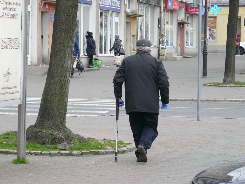 Pabianice Koronawirus. Od dziś wszyscy muszą nosić maseczki. Miasto kupiło 2,5 tysiąca maseczek