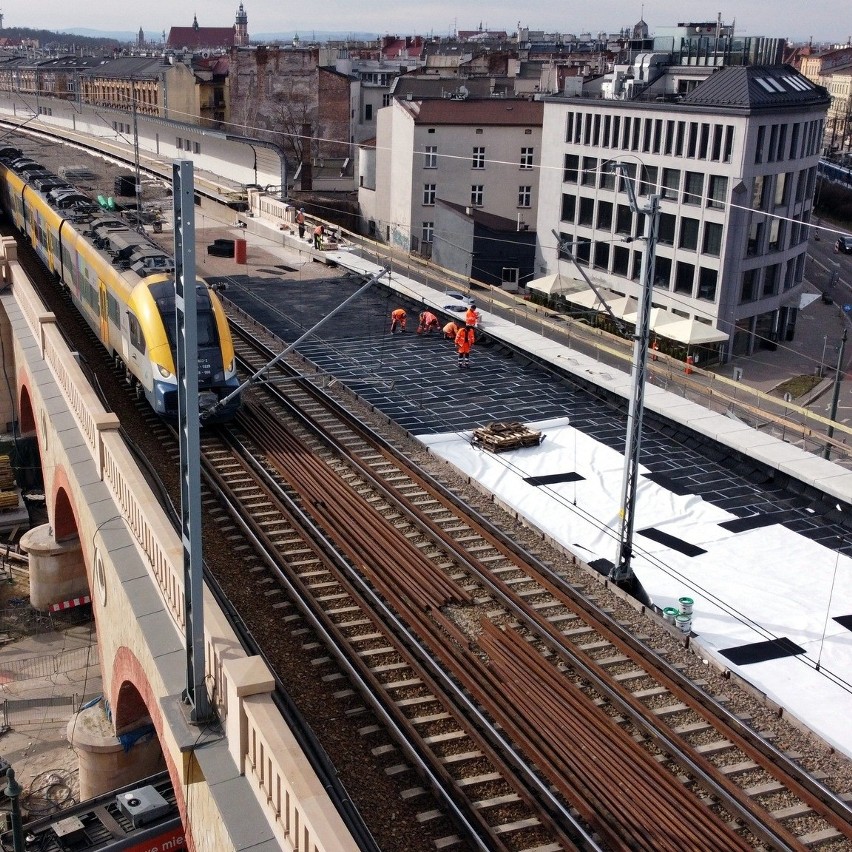 Kraków. Ważne prace na przebudowywanym wiadukcie nad ulicą Grzegórzecką. Układają nawierzchnię pod tory