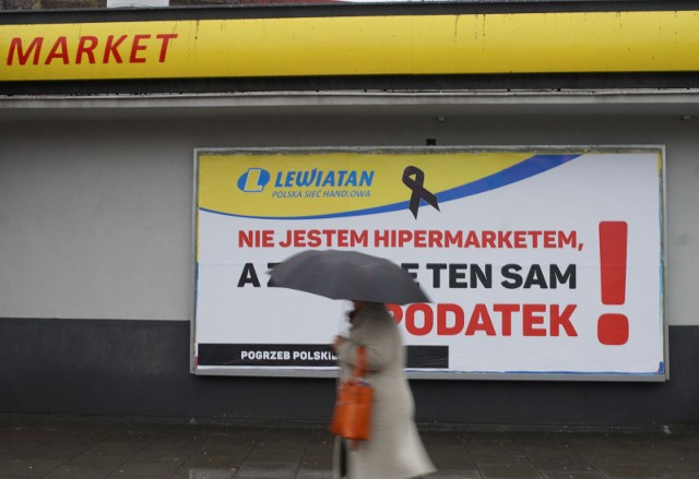 10.02.2016 krakowkrowoderskich zuchow 22 sklep lewiatan billboard przed sklepem z akcja protestacyjna sieci sklepow lewiatann/z:fot. michal gaciarz / polska press gazeta krakowska