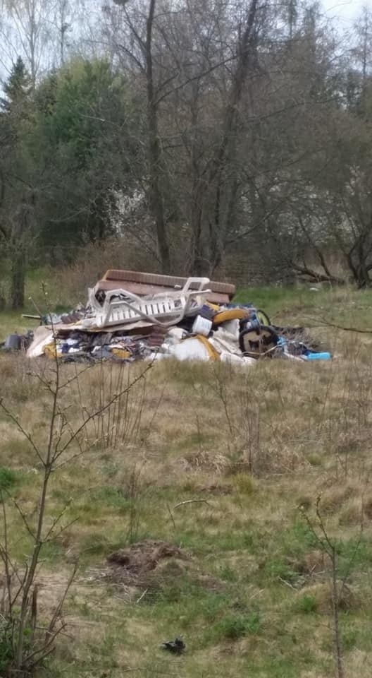 - Po raz kolejny ktoś przywozi śmieci na teren opuszczonych...