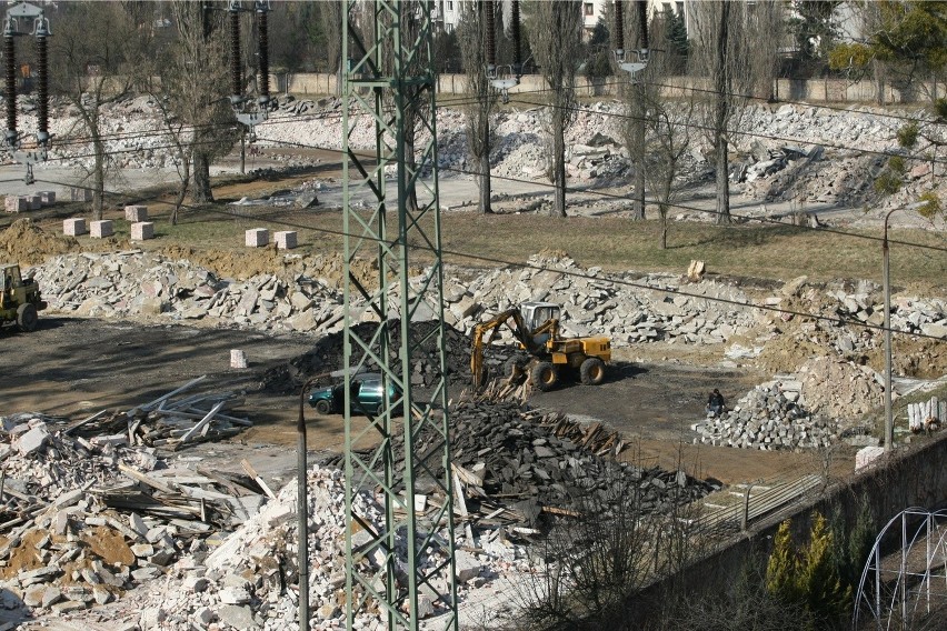 Wrocław: Wyburzają wojskowe budynki przy Agrestowej. Wybudują tam mieszkania? (ZDJĘCIA)