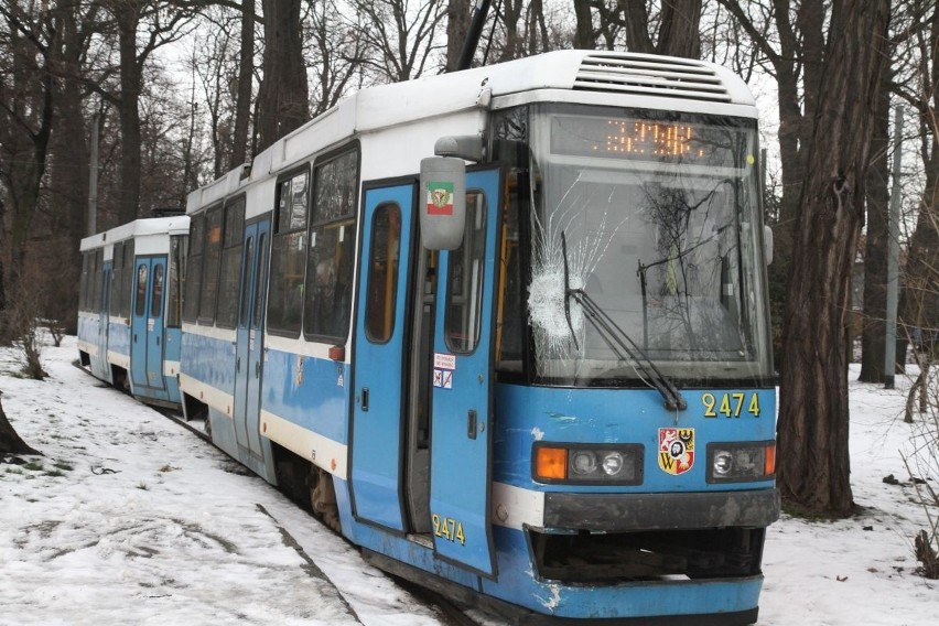 Pościg na Sępolnie. Pijany kierowca uderzył w tramwaj i uciekł