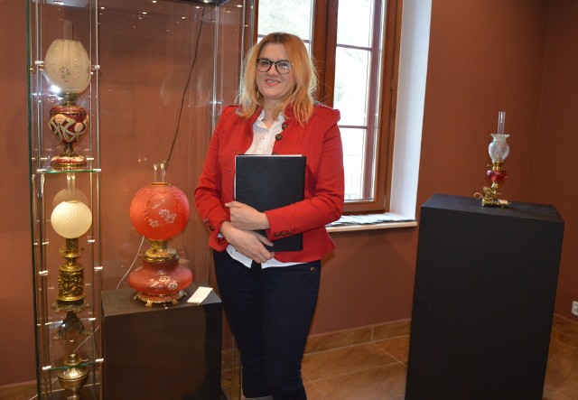 Agnieszka Brodniewicz ze Skarżyska - Kamiennej w Muzeum im. Orła Białego wystawiła część swojej kolekcji lamp naftowych. Z prawej lampa francuska z XIX wieku, czerwona z lewej z USA.