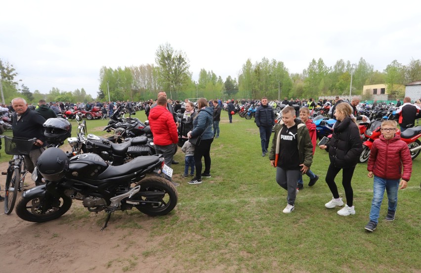 Tłumy ludzi na wielkim zlocie motoryzacyjnym „Łączy nas pasja” w Zwoleniu. Oglądali motocykle, sportowe auta. Zobacz zdjęcia