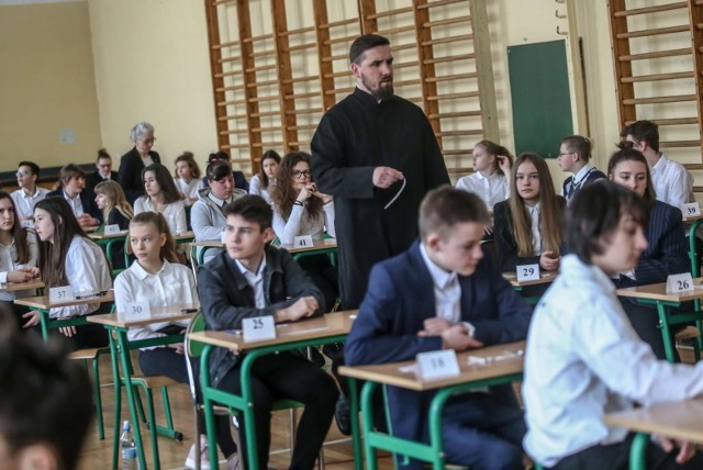 W komisjach zasiadają m.in. emerytowani nauczyciele, ale także osoby, które mają odpowiednie uprawnienia do tego, by pracować w komisji, np. katecheci