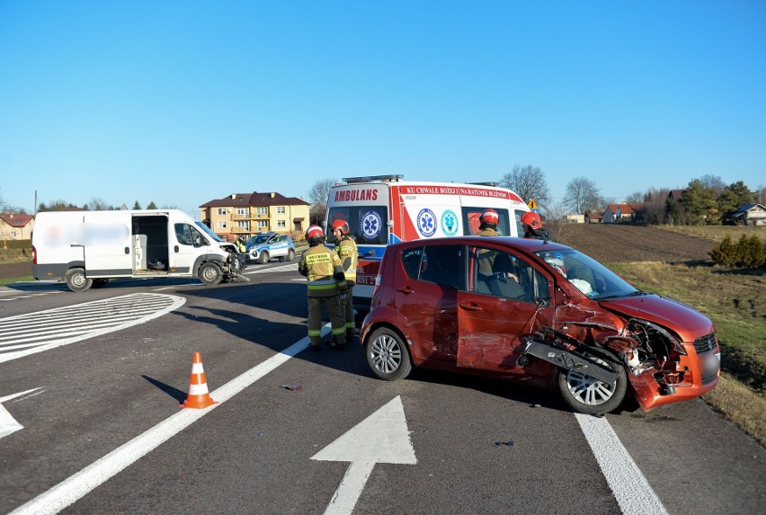 Wypadek na DK 77 w Duńkowiczkach pod Przemyślem. Nietrzeźwy kierowca busa uderzył w suzuki [ZDJĘCIA]