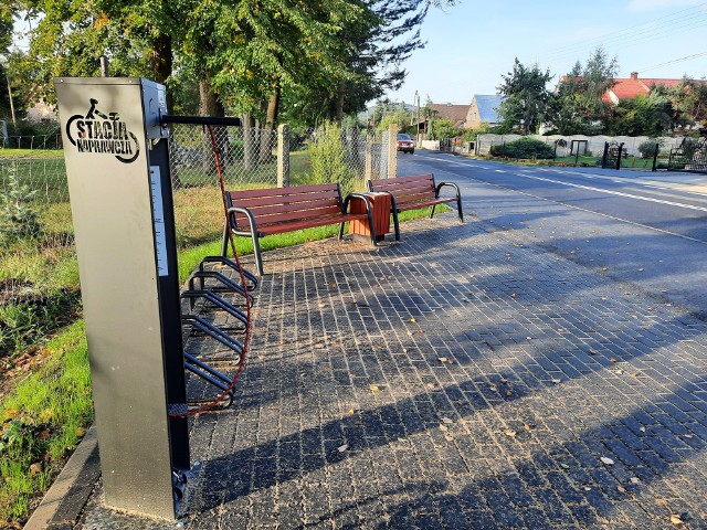 Nowa trasa rowerowa w Moszczance z punktem samoobsługowej naprawy rowerów.