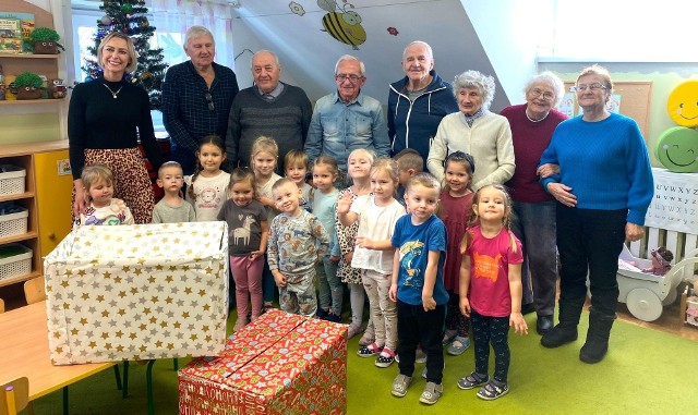 Ostatnie dni przed świętami Bożego Narodzenia dla seniorów w Dziennym Domu Pomocy w Oświęcimiu były wyjątkowe z racji niezwykłych spotkań z dziećmi i młodzieżą