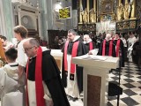 Wielki Piątek w Tarnobrzegu. Liturgia Męki Pańskiej u dominikanów zgodnie z tradycją. Zobacz zdjęcia