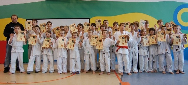 Młodzi judocy UKJ Millenium Rzeszów z trenerem Piotrem Majcherem.