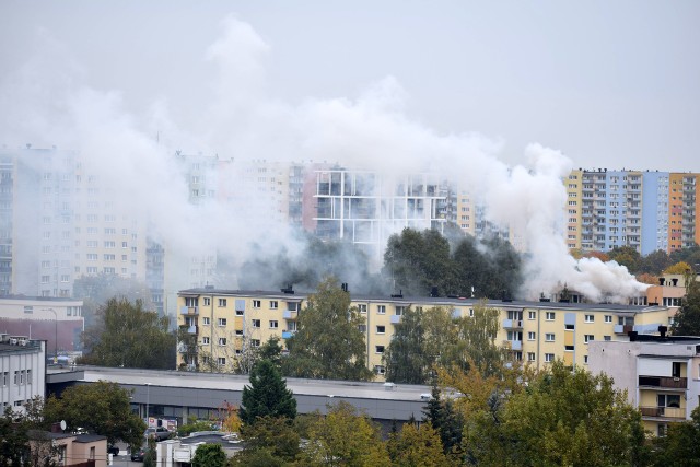 Pożar wybuchł w pokoju w jednym z mieszkań w bloku przy ul. Skłodowskiej-Curie 60.